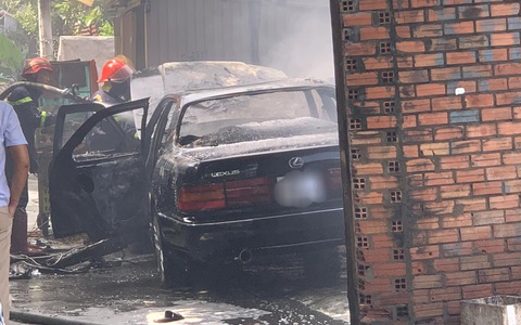 Xe đang đậu bất ngờ bốc cháy dữ dội ở quận Tân Phú