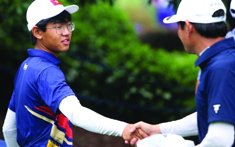 Làng golf trên vai những ông bố