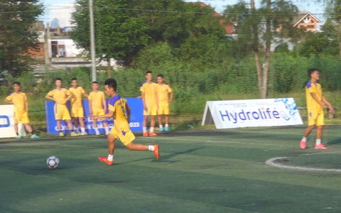Các đội bóng hừng hực khí thế trên sân Quảng Nam trước ngày khai mạc
