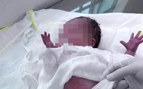 Chạy thể dục, phát hiện trẻ sơ sinh bị bỏ rơi bên bờ sông