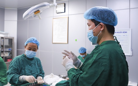 Nữ DJ cầu cứu bác sĩ vì ‘vòng 3’ nứt toác sau đặt túi độn