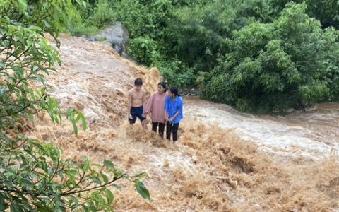 Cứu 4 em nhỏ chăn bò bị kẹt giữa dòng lũ