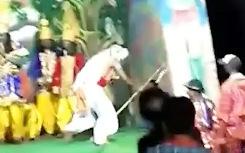 Nghệ sĩ bất ngờ ngã nhào rồi qua đời khi đang biểu diễn trên sân khấu