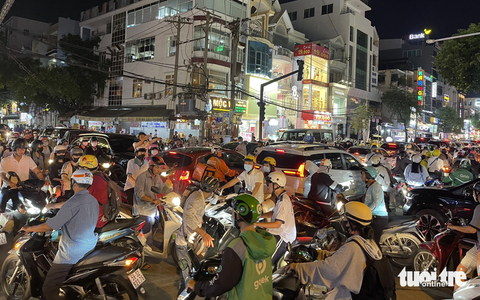 Vì sao nhiều đường ở quận Bình Thạnh kẹt xe 'tới không được, lui không xong'?