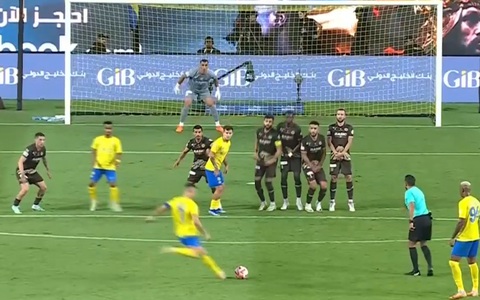 Video cú sút phạt tuyệt phẩm của Ronaldo vào lưới Damac