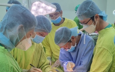 Bị cọc nhọn đâm xuyên từ vùng hiểm lên bụng, được bác sĩ cứu thành công