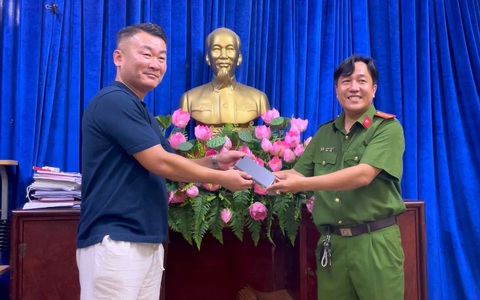 Công an bắt nghi phạm, trả lại điện thoại 28 triệu đồng cho người Hàn Quốc sau 1 đêm bị cướp