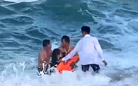 Sóng lớn cuốn 2 nữ sinh, 1 em mất tích