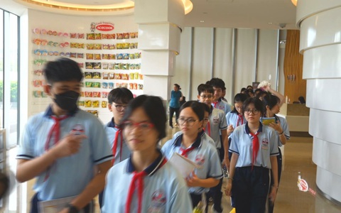 Phía sau dây chuyền sản xuất mì, học sinh THCS thấy gì?