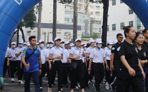 Quận 5 vinh danh doanh nghiệp thông qua chương trình đi bộ đặc biệt