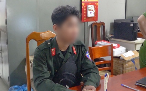 Phát hiện một người 16 tuổi mặc trang phục giả công an