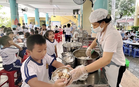 Bữa ăn bán trú, đừng để phụ huynh phải suốt ngày 'rình rập', 'canh me' 'phát hiện'!