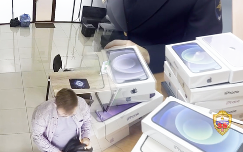 Công bố video người đàn ông trộm 53 chiếc iPhone trong ngày đầu tiên làm việc tại cửa hàng điện tử