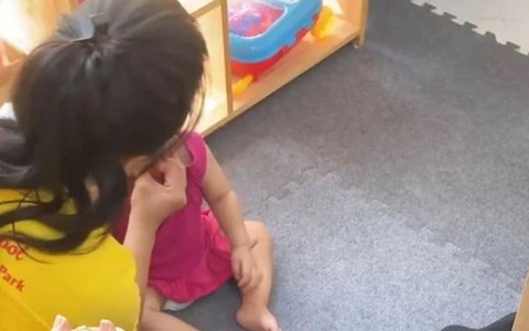 Cô giáo tát, bóp má bé 15 tháng tuổi: Đóng cửa cơ sở mầm non