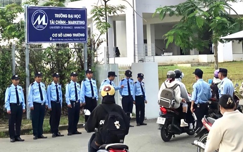 Cả chục bảo vệ xếp hàng, kiểm tra thẻ sinh viên, trường nói gì?