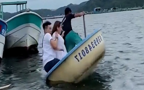 Người phụ nữ nhí nhảnh hú hồn khi ngao du sông nước