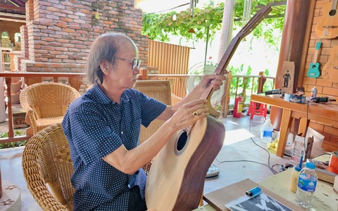 2 nghệ nhân 'hiếm' ở Nha Trang chế tạo guitar, đàn đá