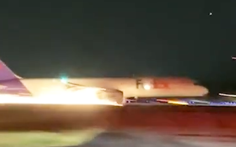 Máy bay Boeing mài bụng tóe lửa trên đường băng