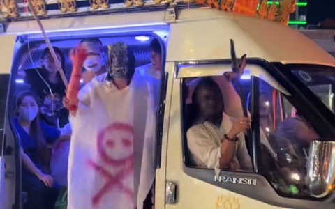 Công an mời làm việc tài xế lái xe tang diễu phố đêm Halloween