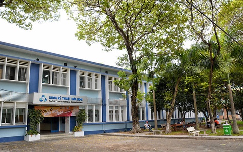 Trường chấm dứt hợp đồng, một giảng viên cầu cứu