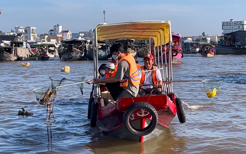 Đi chợ nổi Cái Răng ở Cần Thơ để... vớt rác