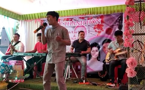 Chàng trai hát đám cưới hay như nuốt đĩa