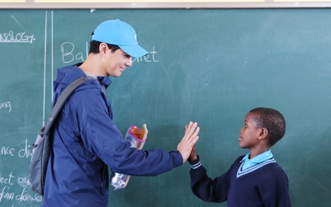 Jo In Sung quyên góp tiền thưởng cho trẻ em ở Tanzania