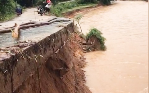 Đường nứt, sạt lở sâu, nhiều nơi ở Quảng Ngãi giao thông ách tắc