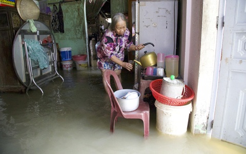 Xóm giềng cứu giúp nhau trong lũ dữ