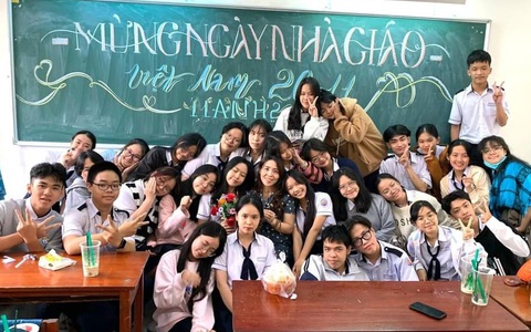 Dịp 20-11, trường 'tặng ngược' quà cho học sinh liên hoan với giáo viên