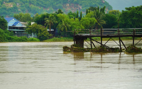 Cầu gỗ ở Nha Trang bị lũ cuốn trôi, nhiều học sinh phải nghỉ học
