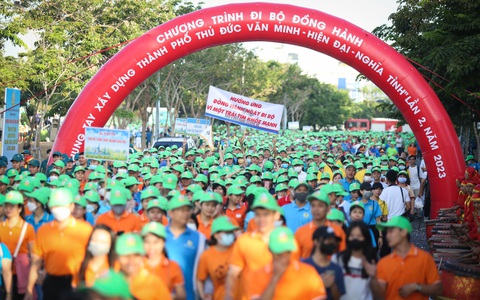 Đi bộ bên công viên ven sông Sài Gòn, quyên góp hơn 18 tỉ đồng ủng hộ người nghèo