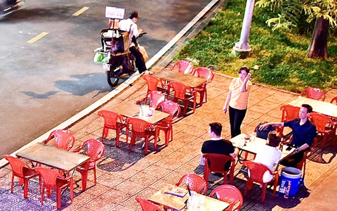Siết chặt đo nồng độ cồn: nhiều chủ quán ‘hóa giải’ bằng cách chuẩn bị xe máy, taxi phục vụ khách
