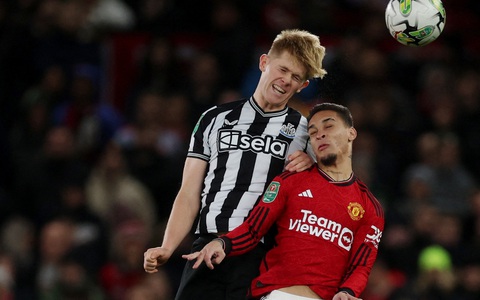 Newcastle nhấn chìm Man United vào khủng hoảng