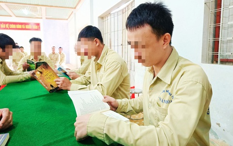 Mang tủ sách Thắp sáng đạo đức đến trại cai nghiện, trại giam
