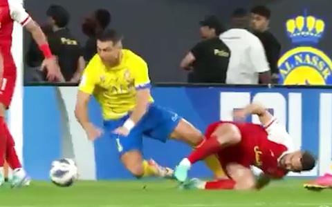 Ronaldo 'cãi' trọng tài người Trung Quốc, 'chơi đẹp' khi từ chối quả phạt đền