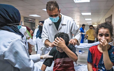 Bác sĩ ở Dải Gaza thấy thi thể con khi đang chạy chữa nạn nhân
