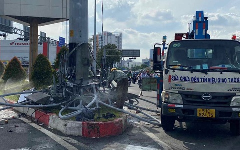 Dàn đèn lớn ở ngã tư Hàng Xanh tuột cáp, đè công nhân