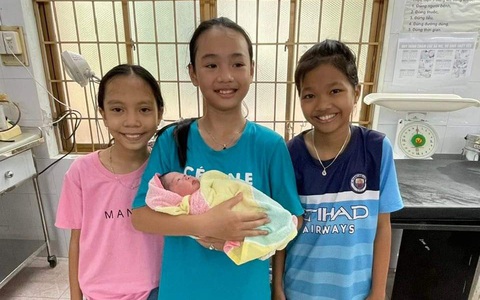 3 học sinh phát hiện bé gái sơ sinh bị bỏ rơi ở đồng ruộng