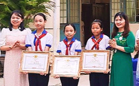 Khen thưởng 4 học sinh phát hiện bé sơ sinh bị bỏ ở lề đường
