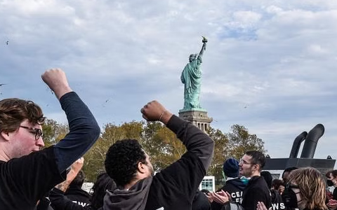 Người Do Thái đến tượng Nữ thần Tự do tại New York, kêu gọi ngừng bắn