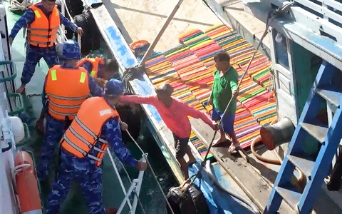 Tàu cá chìm giữa biển khơi: 5 người lớn, 1 trẻ em được cứu sống
