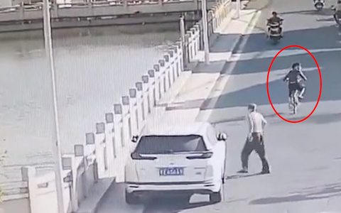Cứu sống cháu bé bị mẹ ném xuống sông, nghi vấn do người mẹ bị rối loạn tâm lý