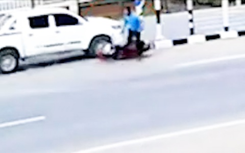 Khoảnh khắc người đàn ông né chiếc bán tải đang lao như tên bắn, 'đốn' ngọt các trụ biển báo