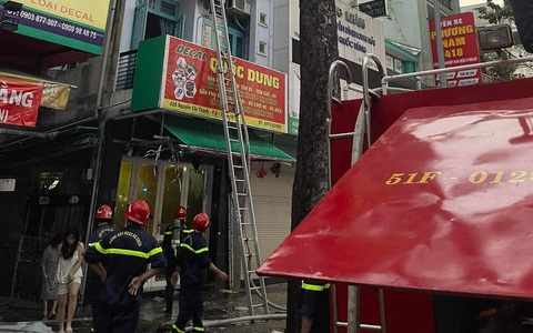 Cháy nhà, 6 người chạy ra ban công được cứu thoát