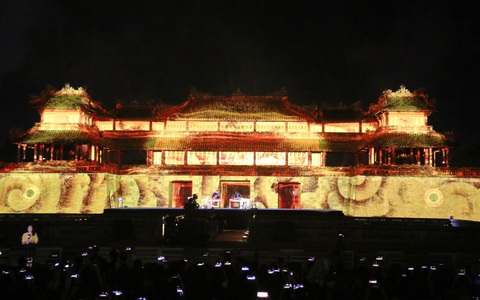 Ngọ Môn Huế rực sáng huyền ảo trong đêm Huế By Light