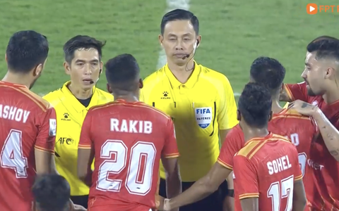 Trọng tài Ngô Duy Lân bị cầu thủ Bangladesh vây ở AFC Cup
