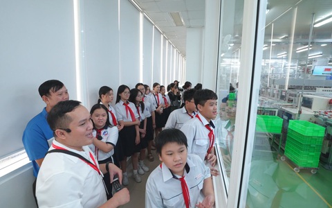 Học sinh học được nhiều điều bổ ích từ chuyến tham quan nhà máy mì