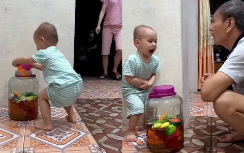 Bé trai ngâm đồ chơi vào bình rượu của ông
