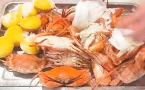 Xôn xao vụ khách ăn buffet mang về gần 4kg hải sản ở Hà Nội